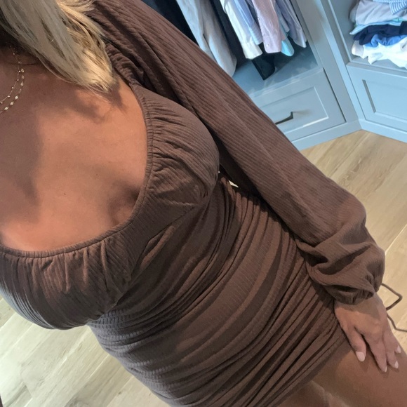 Vestique brown dress with long sleeves - Picture 2 of 2